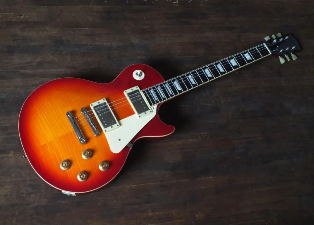 机に置かれたギターの画像