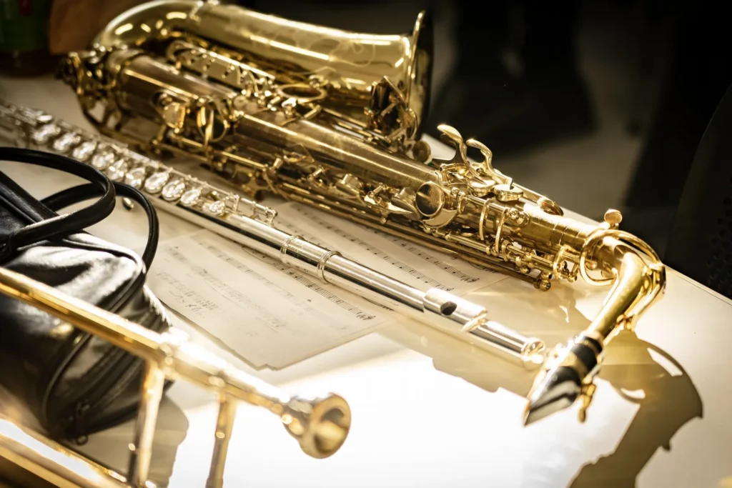 楽譜の上に置かれたサックスの画像