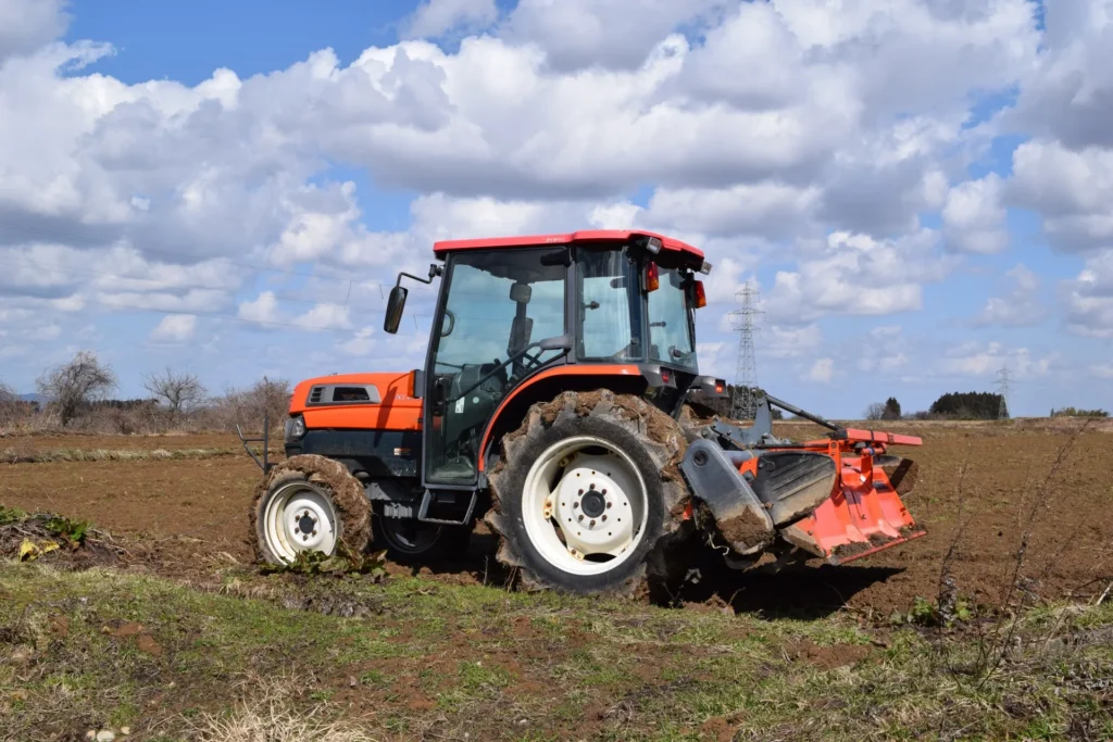畑に停車しているトラクターの画像