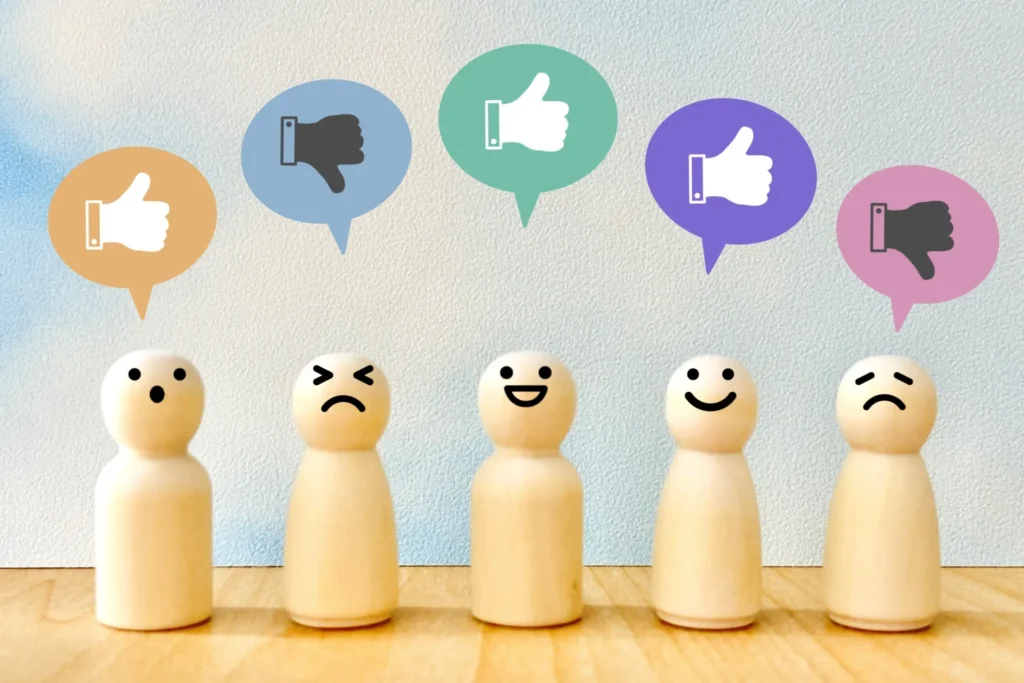 グッドかバッドの吹き出しが付いた人形の画像