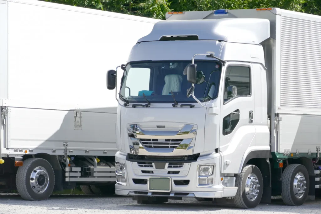 駐車場で大型トラックを撮影した画像