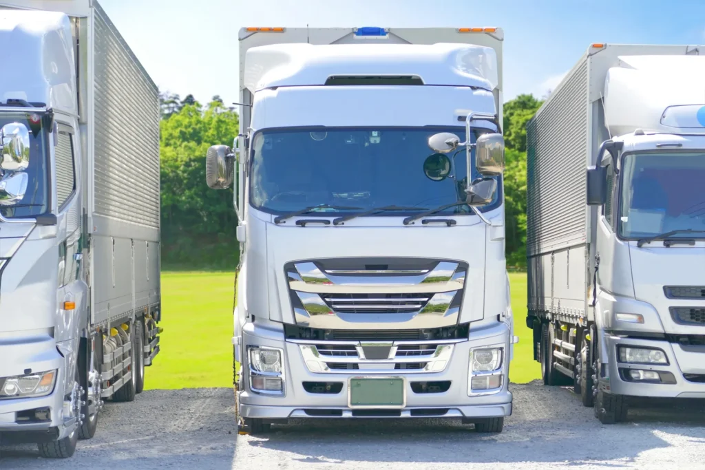 駐車したトラックを正面から撮影した画像