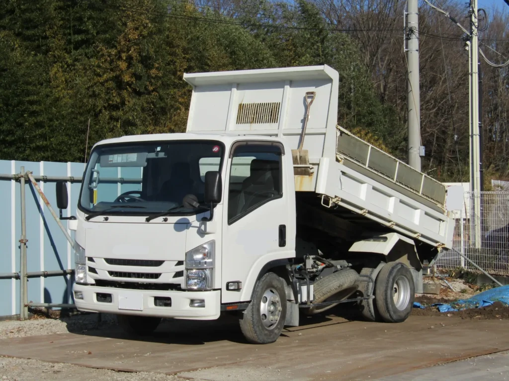 ダンプカーで作業している様子