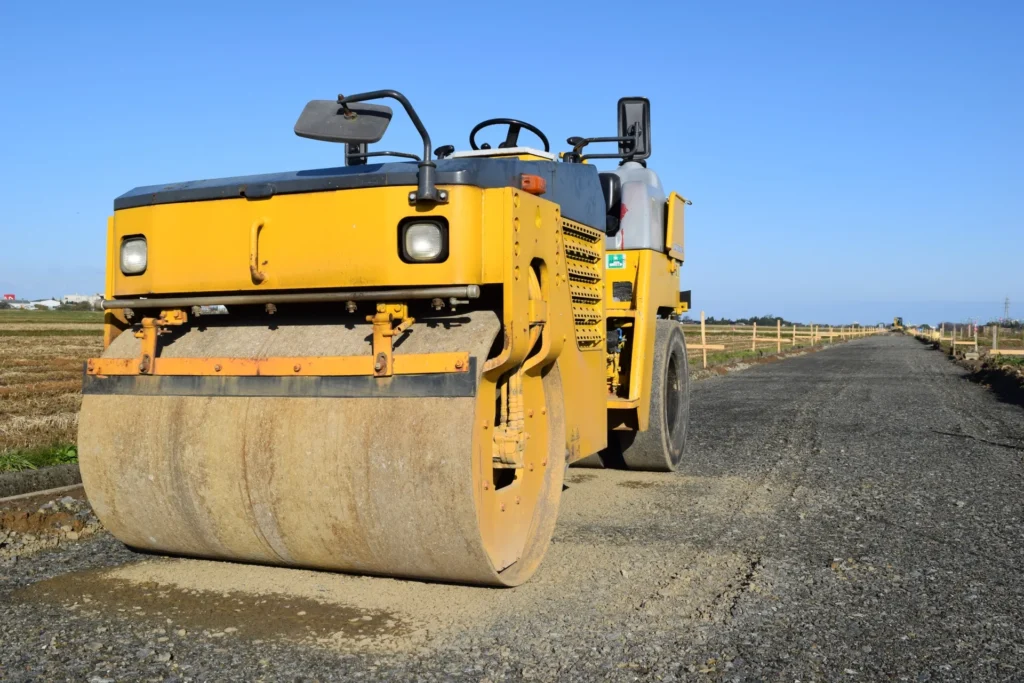 コンバインドローラーが工事現場に駐車している様子