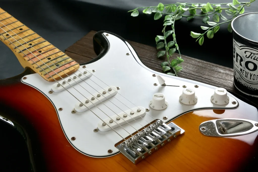 机に置かれたギターの画像