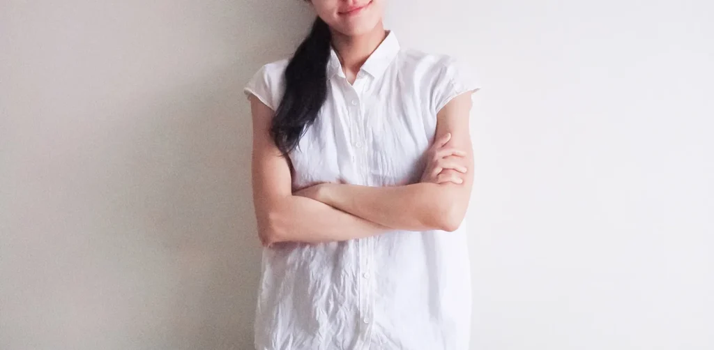 女性が腕組をして不満な態度をとる様子