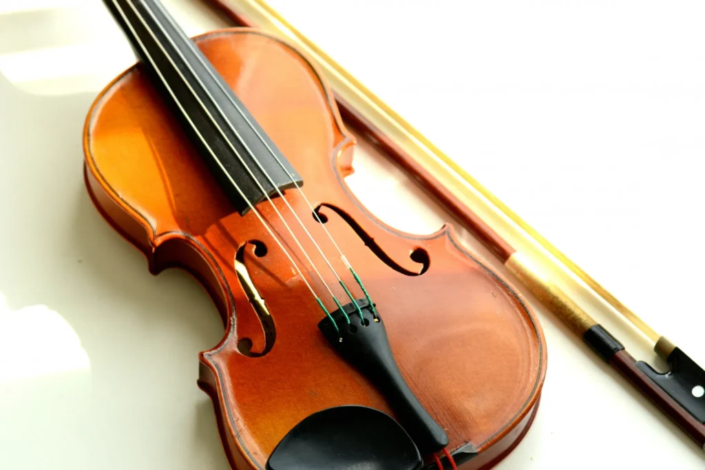 机に置かれたバイオリンの画像