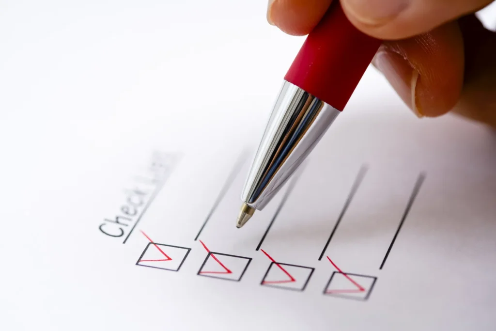 ペンでチェックリストにチェックを入れている様子