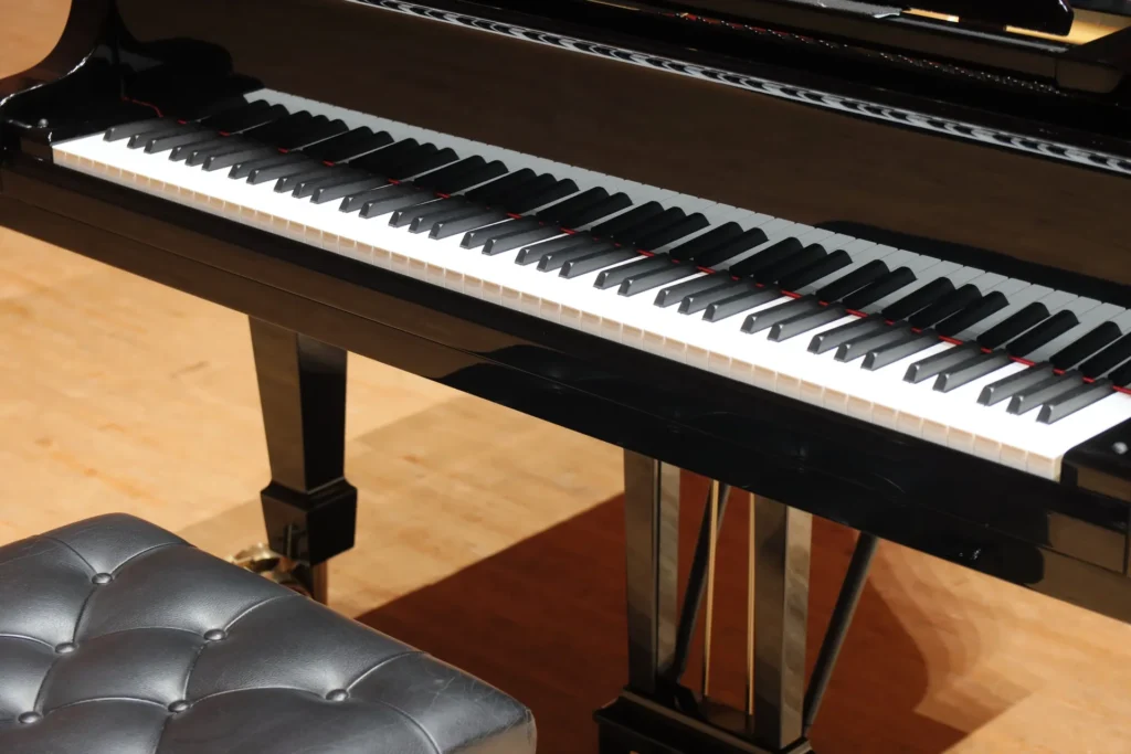 ピアノの椅子と鍵盤を撮影した画像