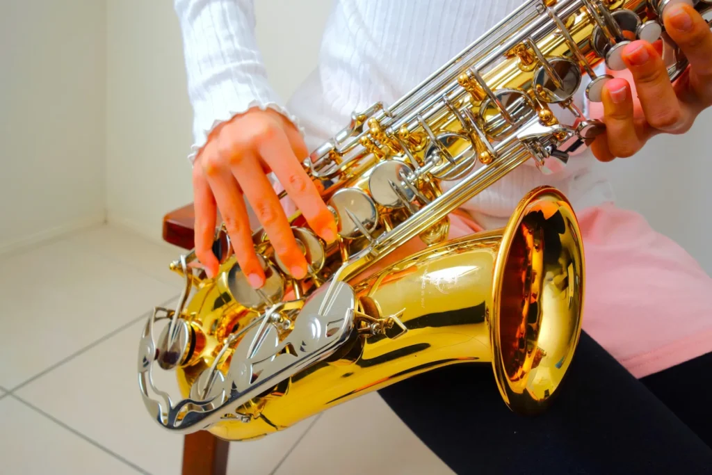 サックスを演奏している人の画像