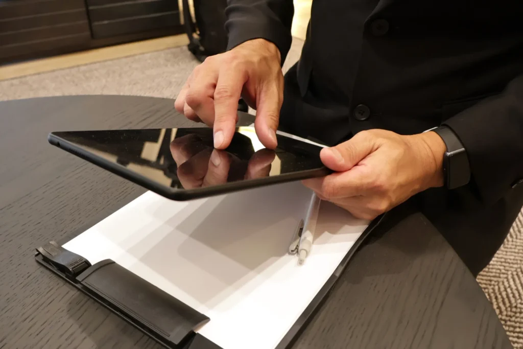 査定員が見積もりをしている様子