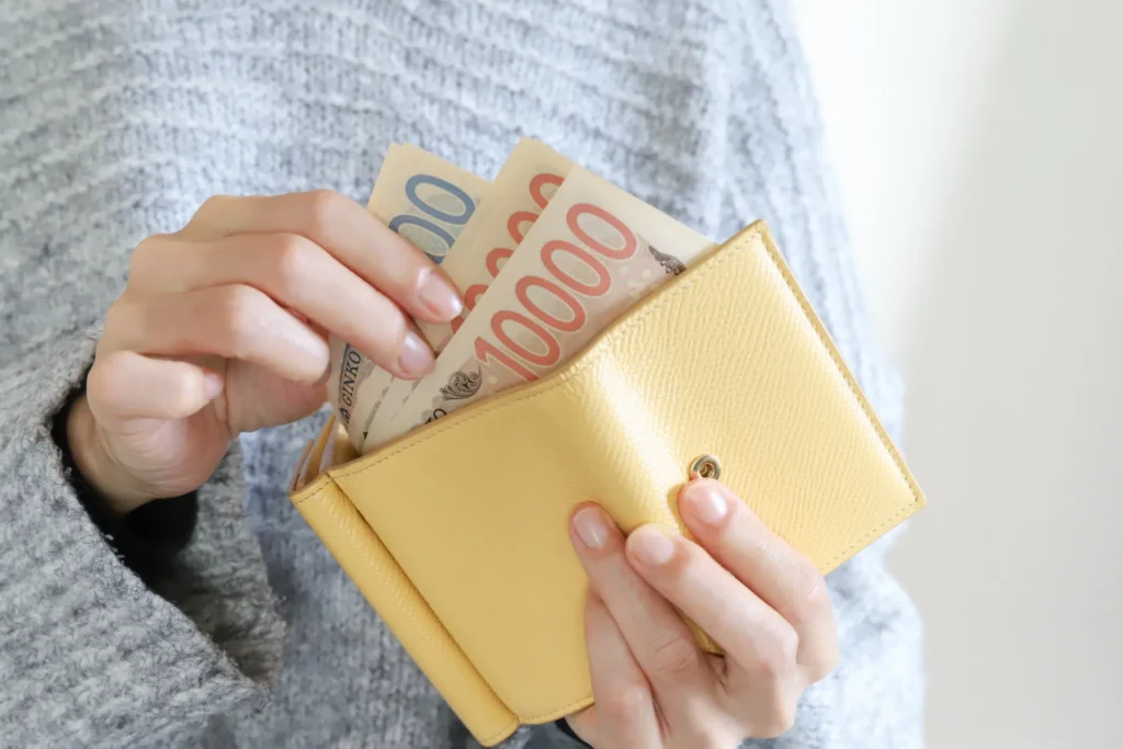 財布からお札を取り出す様子