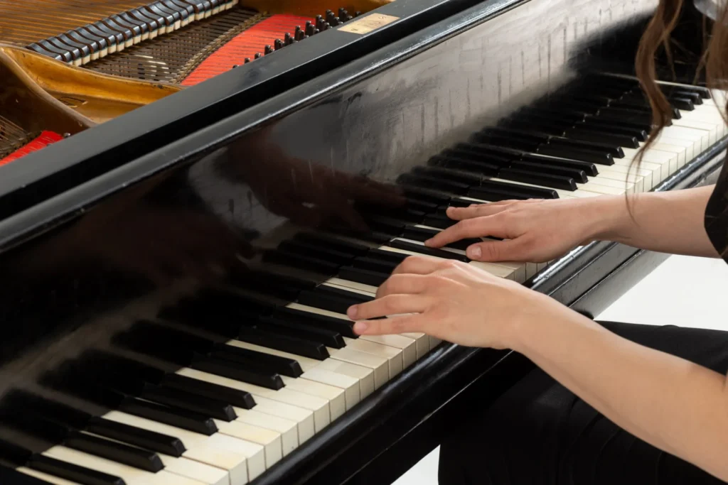 女性がピアノを弾く様子