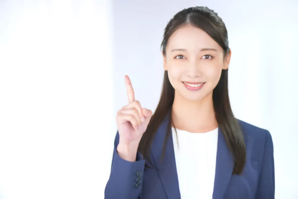 チェックポイントを解説する女性の様子