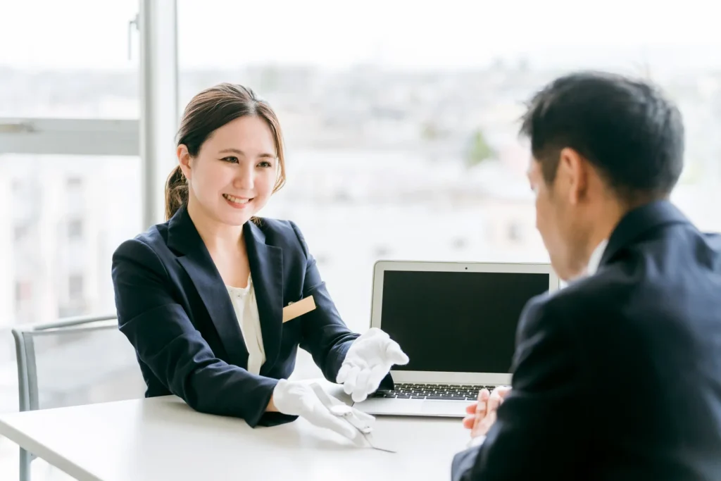 女性査定士の説明を受けている男性の様子