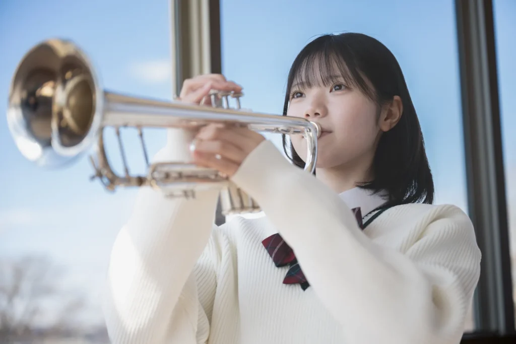 トランペットを吹く女子高校生の画像
