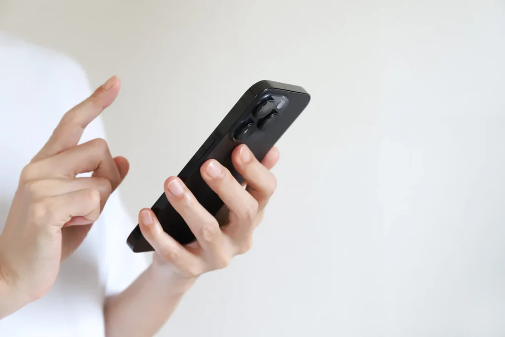 スマホで画面を操作する人の様子