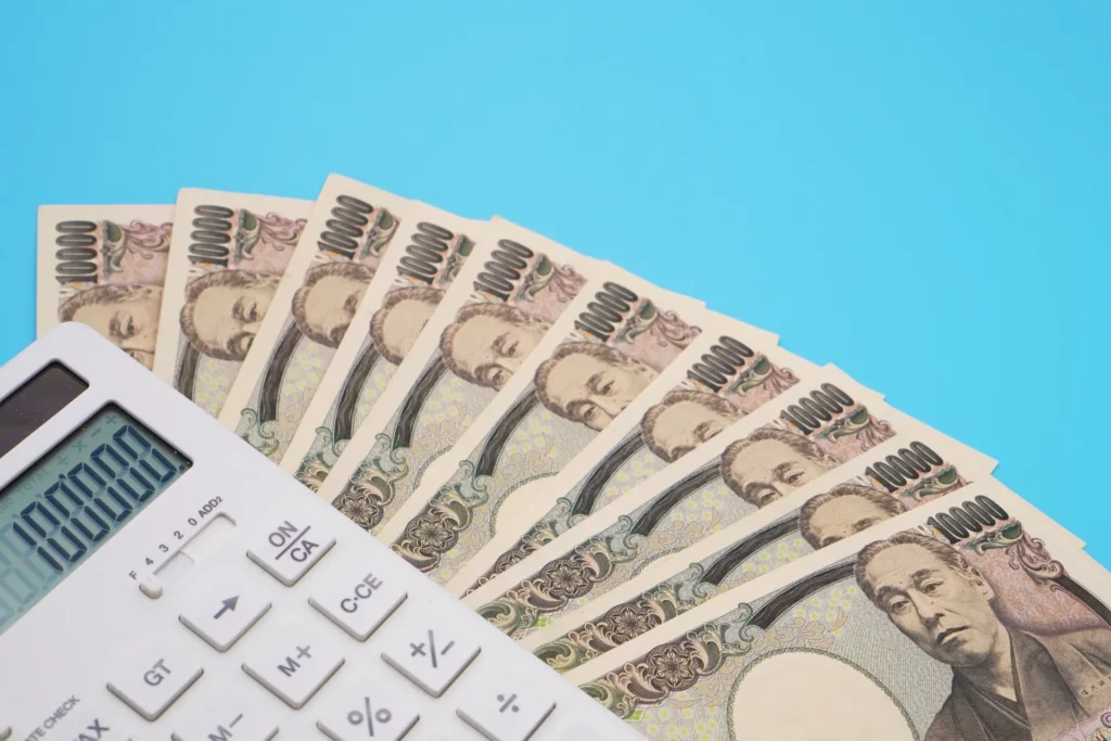 電卓と並べられた旧1万円札
